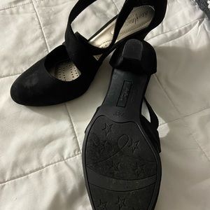 Black pumps